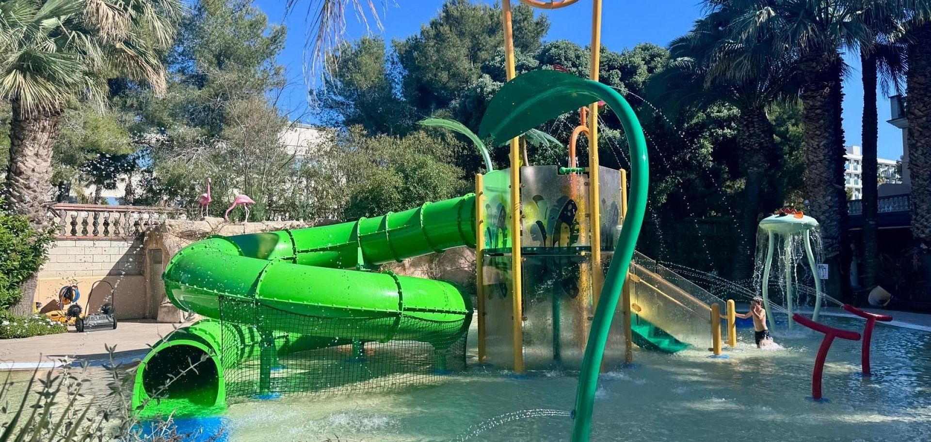 Nueva piscina para niños